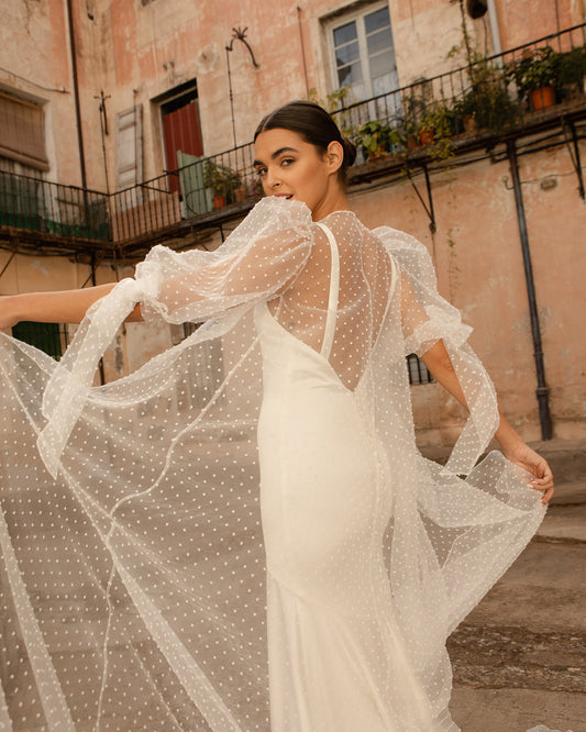 Eleva tu look de novia: Los mejores vestidos con capa para la novia moderna
